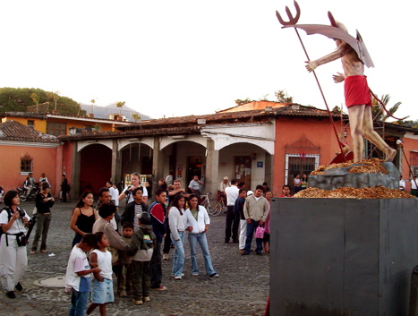 Quema del Diable en La Antigua Guatemala