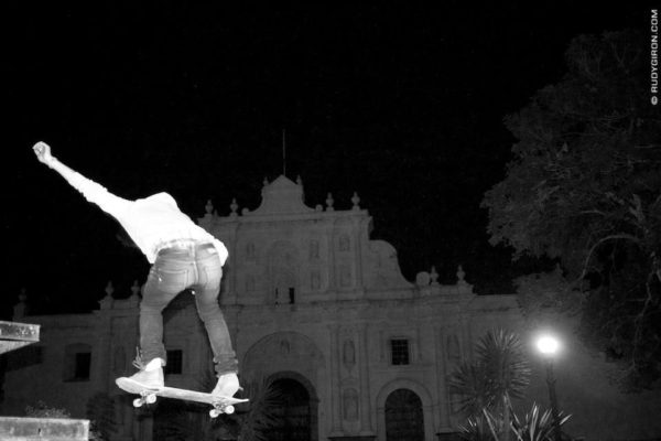 Skateboarding_jumps_at_night_i