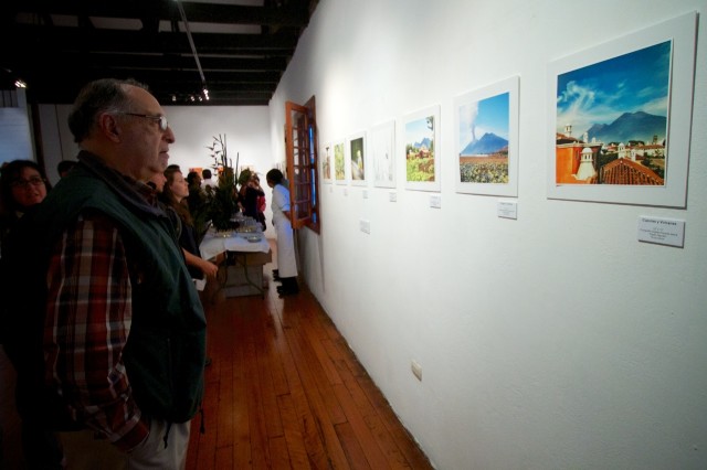 Resumen fotográfico de la inauguración de la expo-venta #Guategrams por Nelo Mijangos