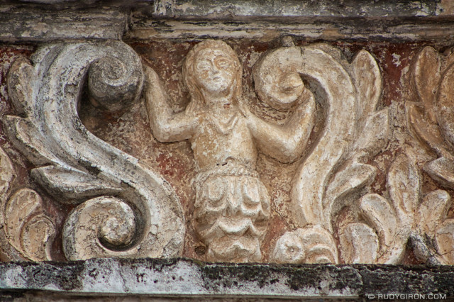 Sirena en la cornisa del antiguo Colegio Tridentino en Antigua Guatemala. © Rudy Girón