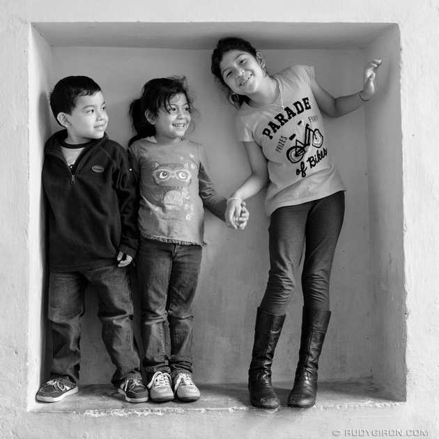 Rudy Giron: Antigua Guatemala &emdash; Street Photography — Three children framed within a niche
