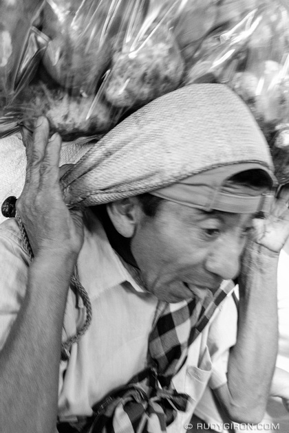 Rudy Giron: Antigua Guatemala &emdash; Street Photography — Cargador del mercado de Antigua Guatemala